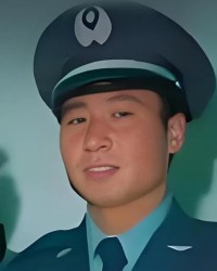 王学成1983年驾机叛逃到台湾，邓丽君前去接见他时低声耳语