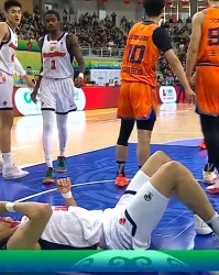 kaiyun体育网-王少杰血洒赛场，奎因37分广东队被淘汰，偰李永炜9助攻小将15分