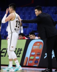 字母没走成教练怎么用？杨鸣：不要再试探底线 只需维护好关系