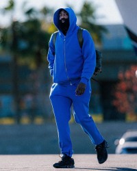 kaiyun正规平台-快船社媒晒球员奔赴客场的登机照片，哈登等球员出镜